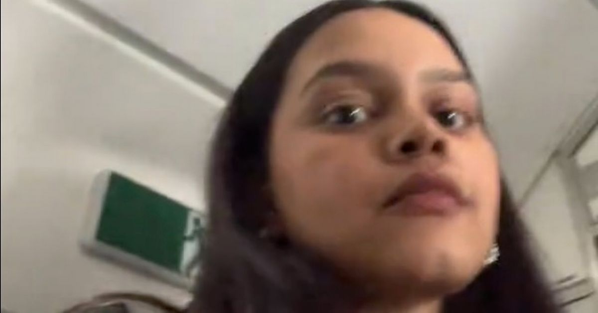 La mujer confronta a la tripulación de la cabina por no darle agua ‘tres minutos antes de aterrizar’