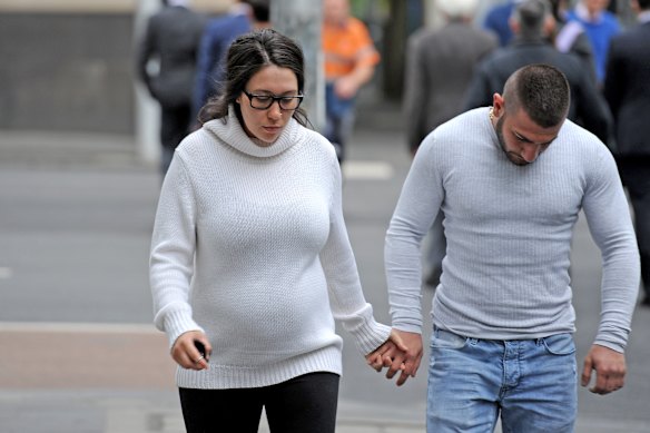 Danielle Stephens e Sanar Ghanim chegando à Suprema Corte em Melbourne em 2015.