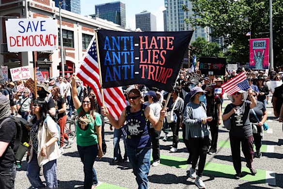 Milhares de americanos protestando nas ruas de Seattle.