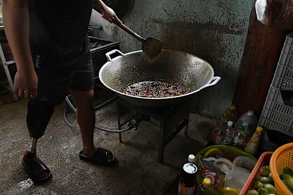 Um soldado de resistência que perdeu uma perna enquanto luta contra a junta militar cozinha para os pacientes e os ensina a cozinhar.