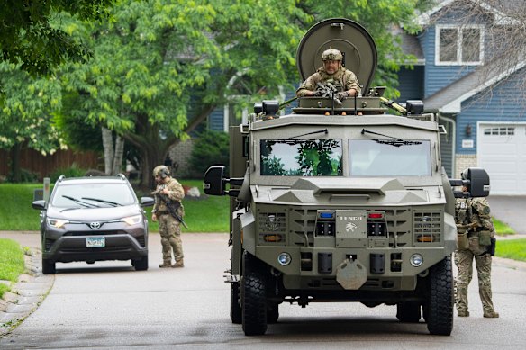 Os agentes do FBI varreram um bairro perto da casa de Melissa Hortman, procurando o atirador.