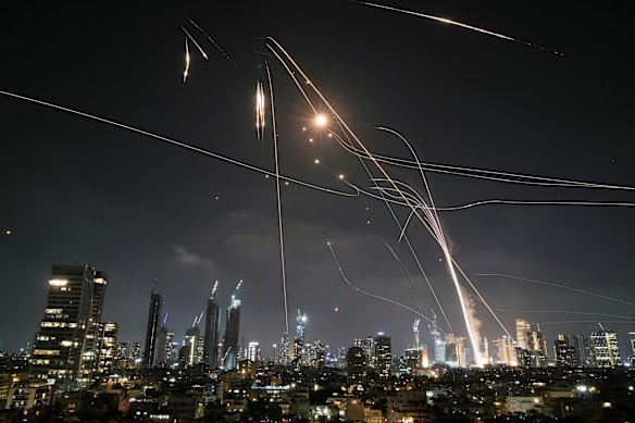 Mísseis da cúpula de ferro disparam para interceptar mísseis iranianos acima de Tel Aviv.