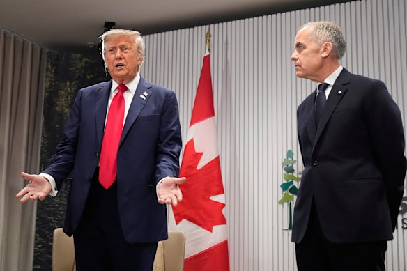 Trump levou várias perguntas da mídia enquanto Carney assistia em silêncio.