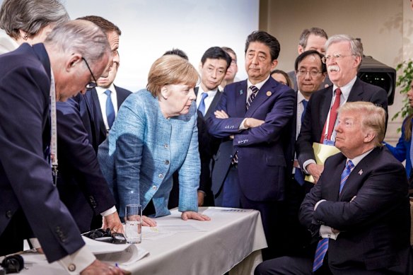 O confronto em 2018 em uma reunião do G7 no Canadá entre Trump e líderes europeus, incluindo a então chanceler alemã Angela Merkel.
