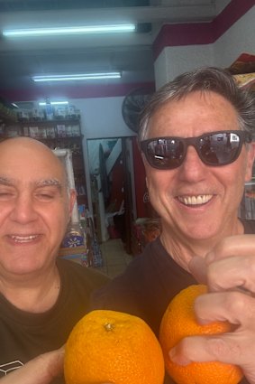 O advogado de Melbourne, Leon Zwier, tira uma selfie com Boaz, o “homem laranja” enquanto trancado em Jerusalém.
