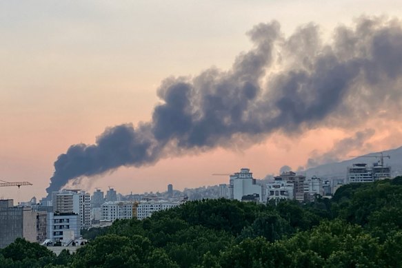 A fumaça aumenta na segunda-feira, após uma greve israelense em uma televisão estatal que abriga a televisão estatal em Teerã.