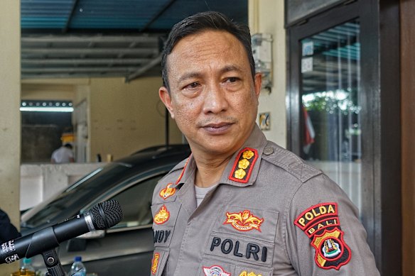 O porta -voz da polícia de Bali, Ariasandy, falando com a mídia no domingo.