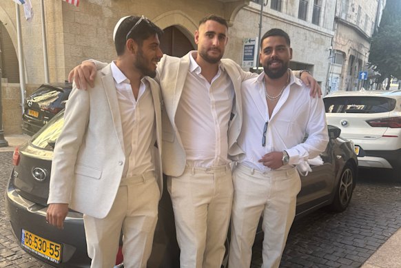 Um casamento foi adiante na segunda -feira em Jeruselum, enquanto Israel permaneceu sob bloqueio.