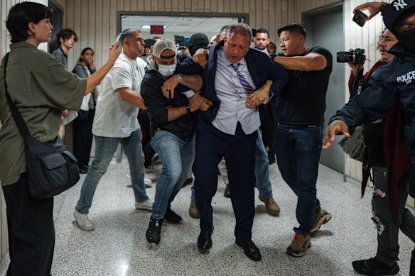 O controlador da cidade de Nova York, Brad Lander, é preso por agentes do ICE e do FBI fora do Tribunal Federal de Imigração em Nova York.