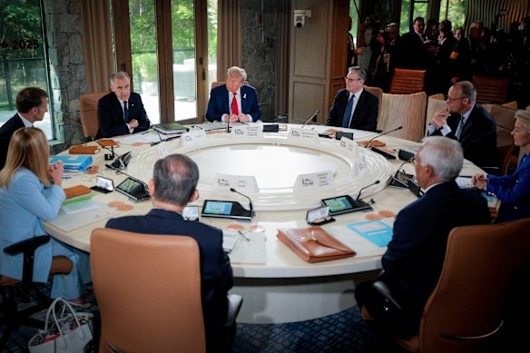 O primeiro -ministro italiano Giorgia Meloni, presidente francês Emmanuel Macron, primeiro -ministro canadense Mark Carney, Presidente dos EUA Donald Trump, primeiro -ministro britânico Keir Starmer, chanceler alemão Friedrich Merz, presidente da União Europeia Ursula von der Leyen, presidente da União Européia Antonio Costa e Primeiro Ministro Janeoso Shigeru Ishiba.
