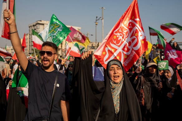 Iranianos em uma marcha de protesto no sábado contra os ataques israelenses.