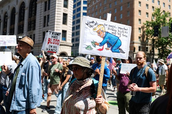 Um manifestante de Seattle mantém um cartaz zombando de Trump.