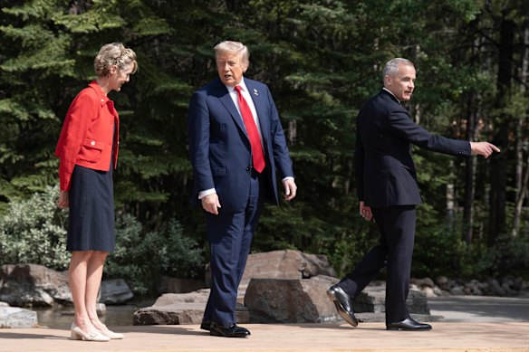 O primeiro -ministro canadense Mark Carney e sua esposa Diana Fox Carney (à esquerda) são bem -vindos ao presidente dos EUA, Donald Trump, na cúpula.