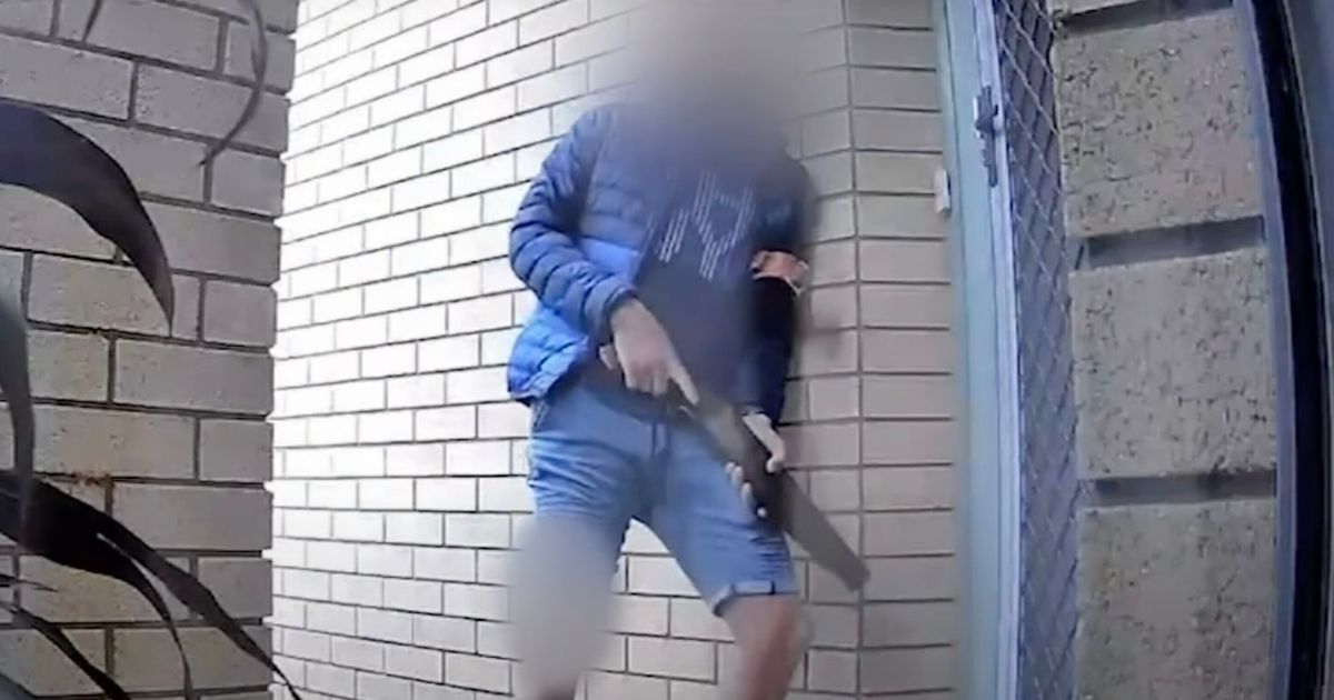 Momento assustador que o homem se aproxima de casa com a espingarda antes do casal encontrar o carro disparado