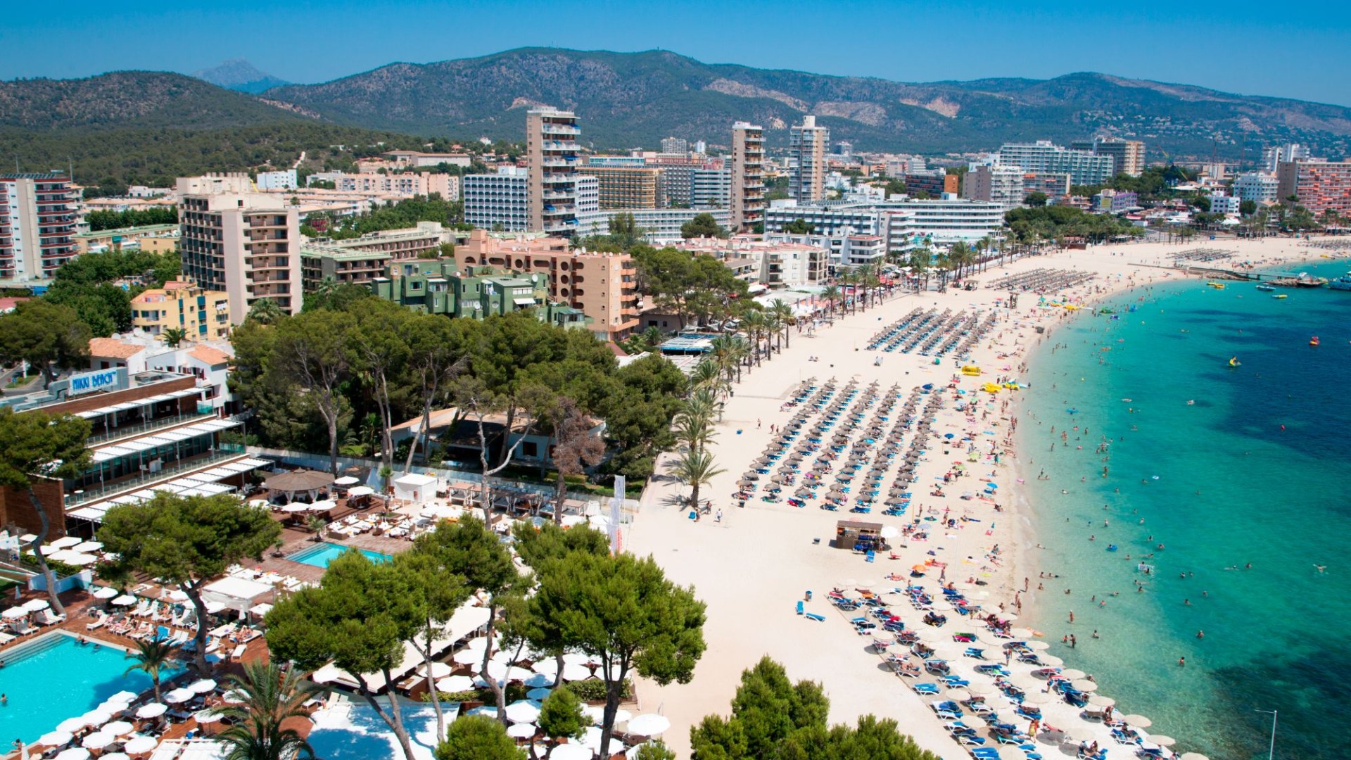 Brit, de 22 años, se apresuró al hospital después de ‘caerse en bote en Magaluf y quedar atrapado en la hélice después de beber con amigos’ – el sol