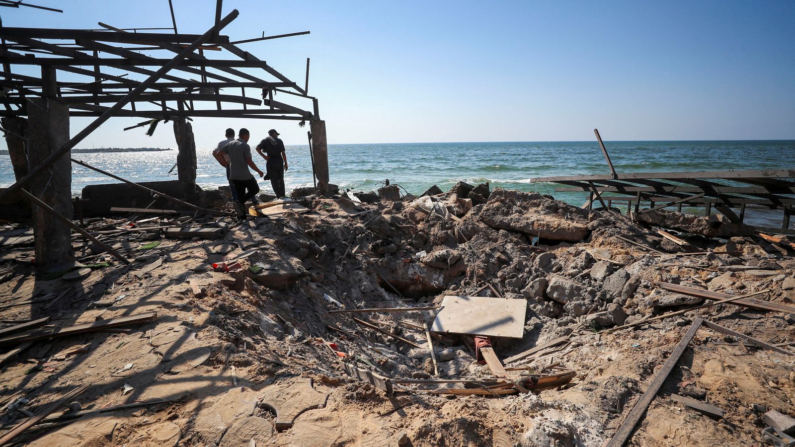 ‘Tudo o que vejo é sangue’: Horror como Gaza Cafe Popular entre os alunos atingidos por Airstrike | Notícias do mundo