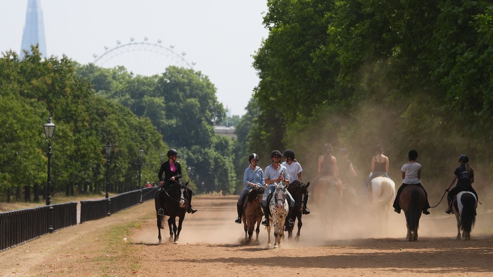 Registros del Reino Unido El día más popular del año hasta ahora, ya que 40c Highs cierran escuelas en Europa | Noticias meteorológicas