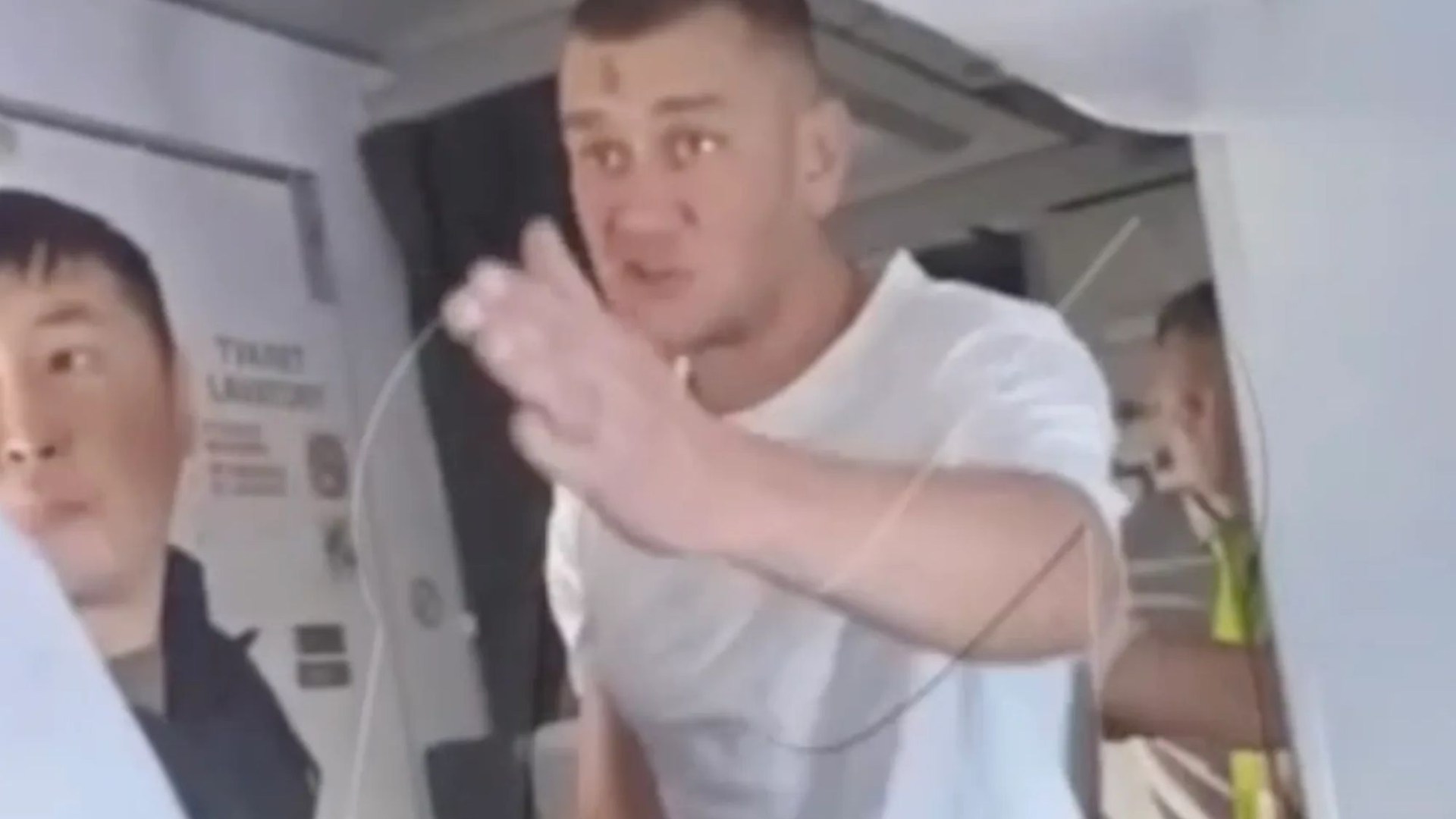 Passageiros e tripulantes de avião forçados a subjugar o bêbado russo Yob ameaçando ‘esfaquear’ e ‘matar’ Flyers – o sol