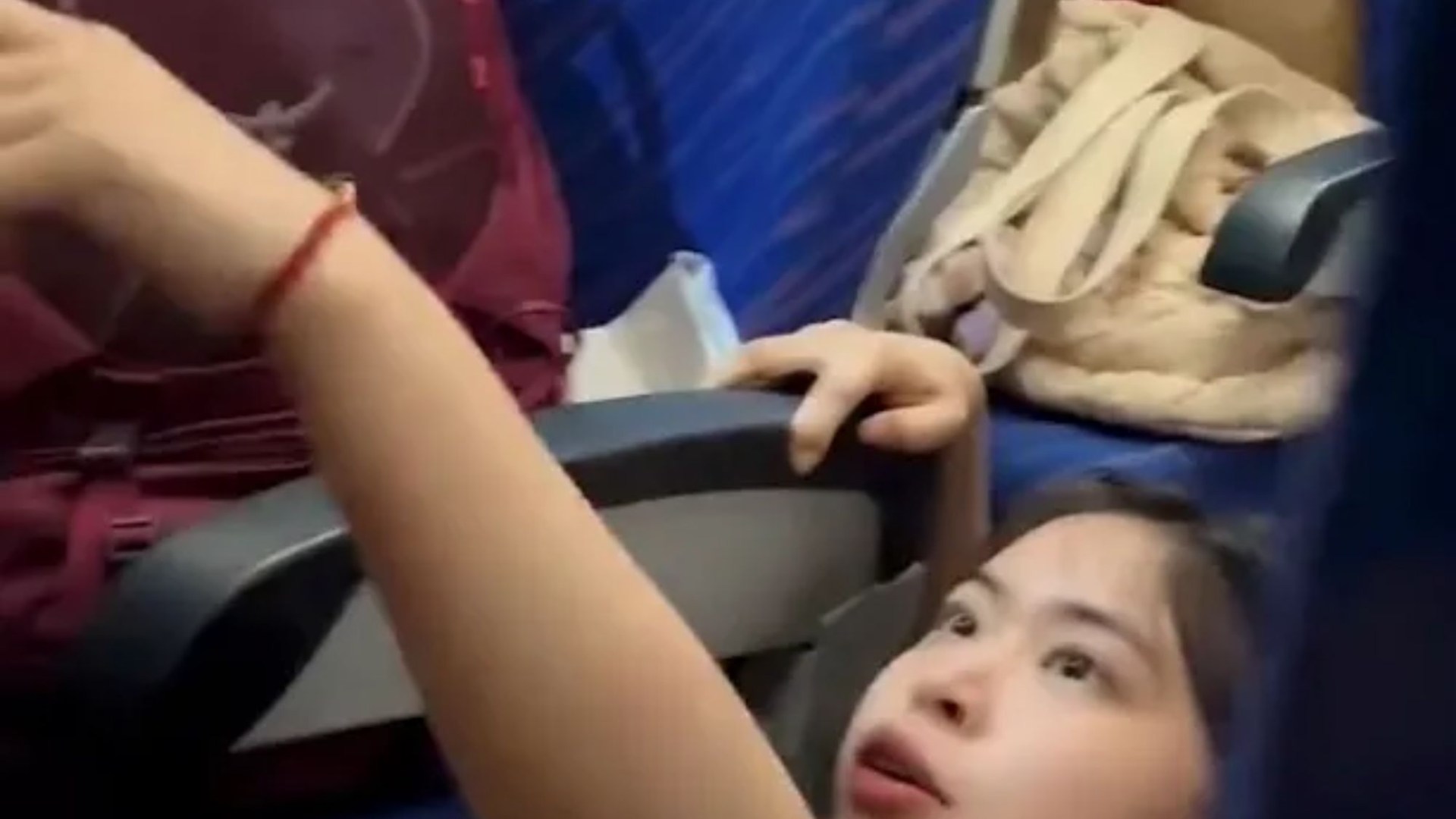 Momento Bruta Brutal Plane Clash entra em erupção ‘quando a família ataca uma mulher que se queixou de garoto chuteando o assento durante o voo’