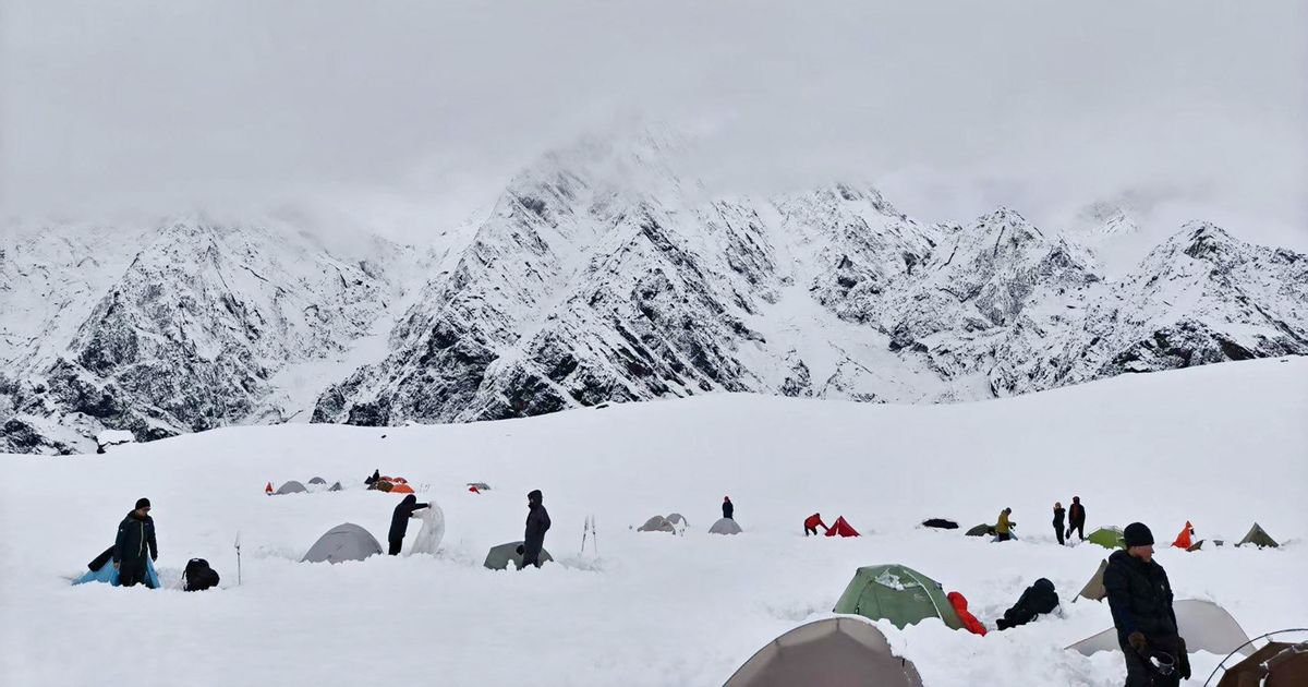 Mount Everest rescue finally reaches hundreds stranded after snowstorm