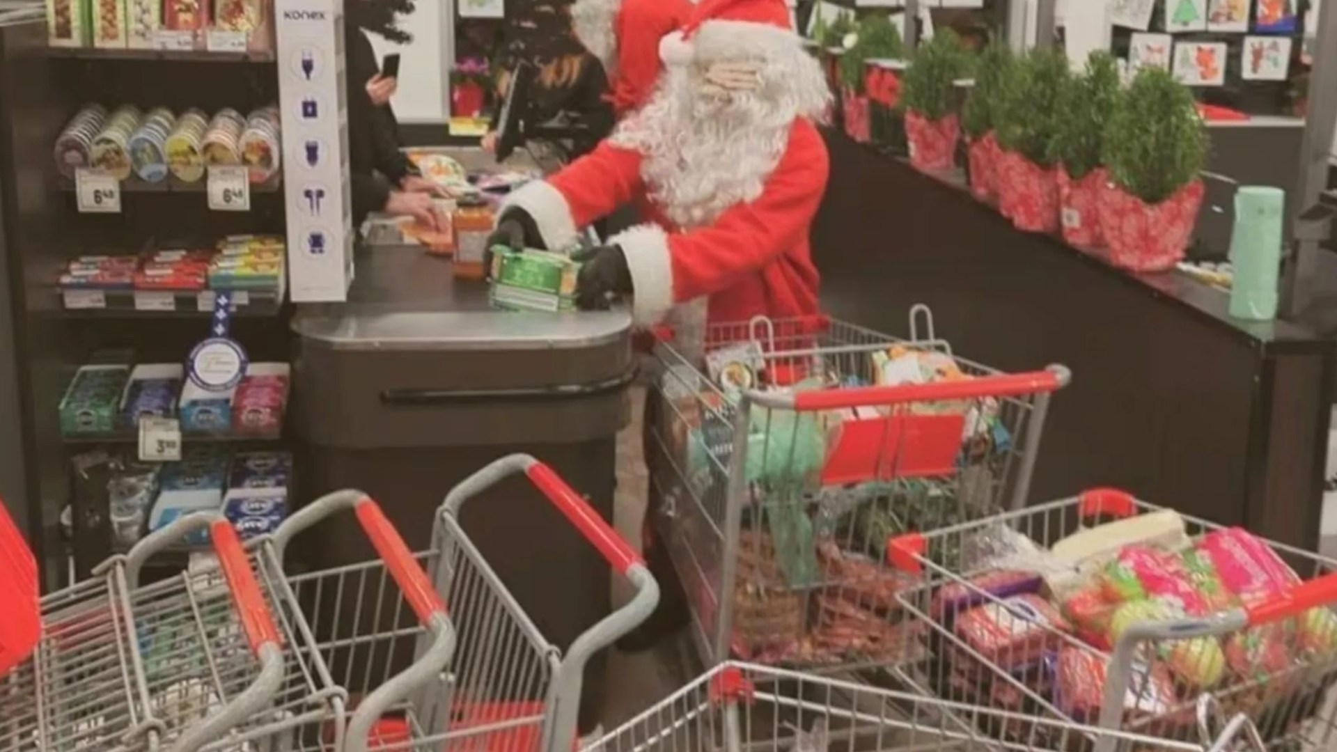 Thieves dressed as Santas & elves steal food from grocery store and give to poor as cops hunt Robin Hood-type robbers